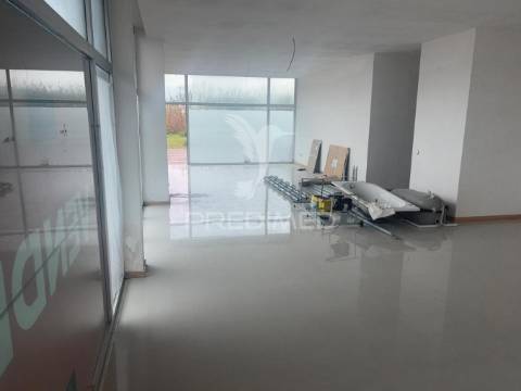 Loja com potencial para conversão em apartamento t0