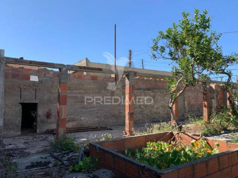 Terreno urbano com ruina rio de mouro, sintra