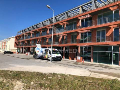 Loja com potencial para conversão em apartamento t3