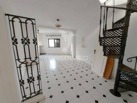 Casa 174m2 com garagem e 2 entradas centro histórico de lagos