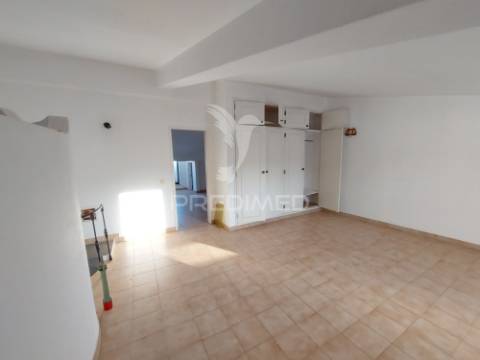 Casa 174m2 com garagem e 2 entradas centro histórico de lagos