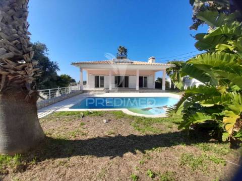 Moradia isolada com piscina,sesimbra.