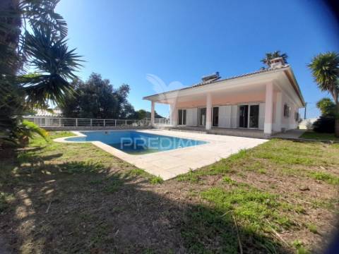 Moradia isolada com piscina,sesimbra.