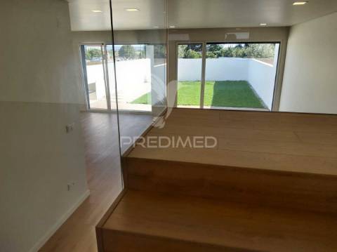 Moradia t4 -condomínio fechado éden entroncamento