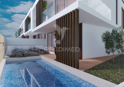 Moradia independente em início de construção, com 3 suítes, piscina e vistas sobre o mar!