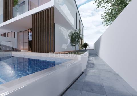 Moradia independente em início de construção, com 3 suítes, piscina e vistas sobre o mar!