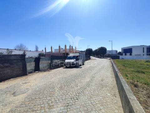 Moradia independente em início de construção, com 3 suítes, piscina e vistas sobre o mar!