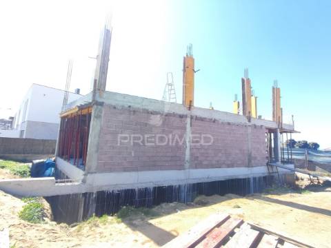 Moradia independente em início de construção, com 3 suítes, piscina e vistas sobre o mar!