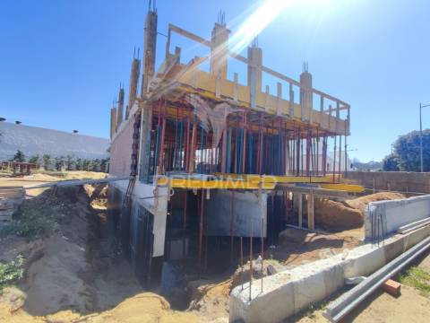 Moradia independente em início de construção, com 3 suítes, piscina e vistas sobre o mar!