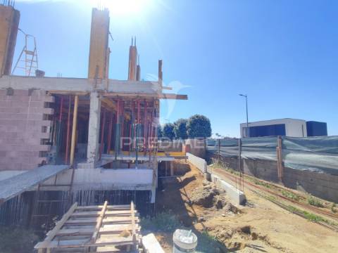 Moradia independente em início de construção, com 3 suítes, piscina e vistas sobre o mar!