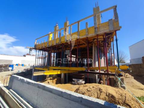 Moradia independente em início de construção, com 3 suítes, piscina e vistas sobre o mar!