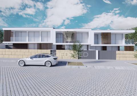 Moradia independente em início de construção, com 3 suítes, piscina e vistas sobre o mar!