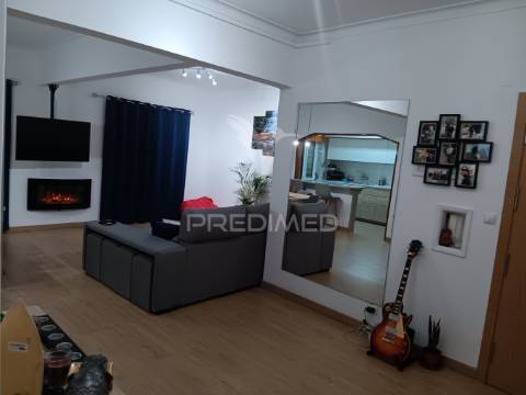 Apartamento t4 convertido  em t3 em feijó - laranjeiro