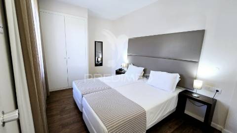 Estudio em condominio fechado com quarto independente