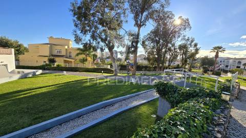 Estudio em condominio fechado com quarto independente