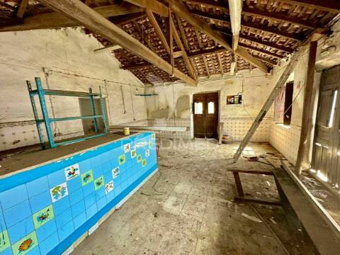 Moradia com comércio para recuperar