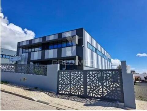 Espaço comercial no vale da arrancada,  r/c, zona industrial coca maravilhas, portimão