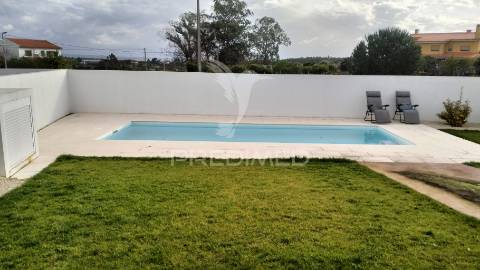 Moradia entroncamento t4 com garagem