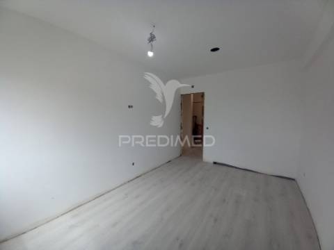Apartamento t2 remodelado no carregado