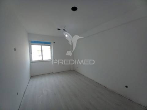 Apartamento t2 remodelado no carregado