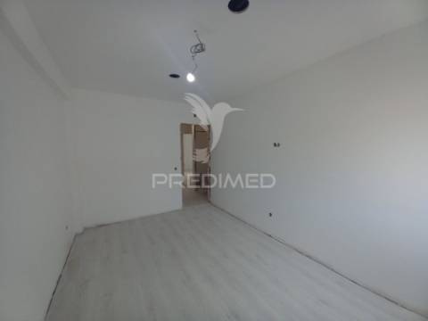 Apartamento t2 remodelado no carregado