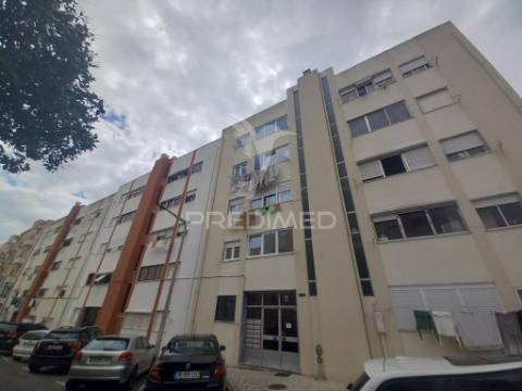 Apartamento t2 remodelado no carregado