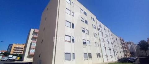 Apartamento t2 remodelado no carregado