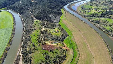 Herdade confinante com rio mira, em odemira
