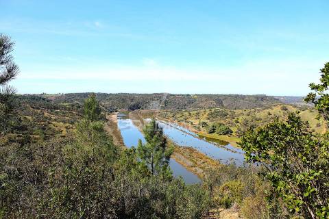Herdade confinante com rio mira, em odemira