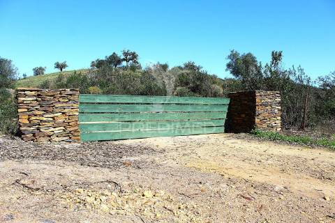 Herdade confinante com rio mira, em odemira