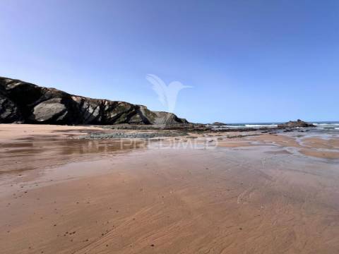 Herdade confinante com rio mira, em odemira