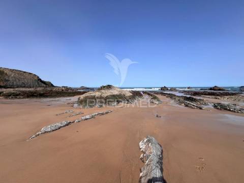 Herdade confinante com rio mira, em odemira