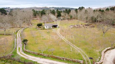 Quintinha junto à barragem da teja