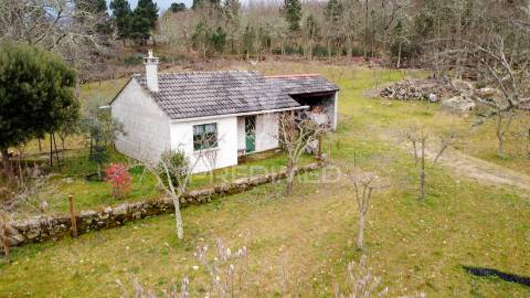Quintinha junto à barragem da teja