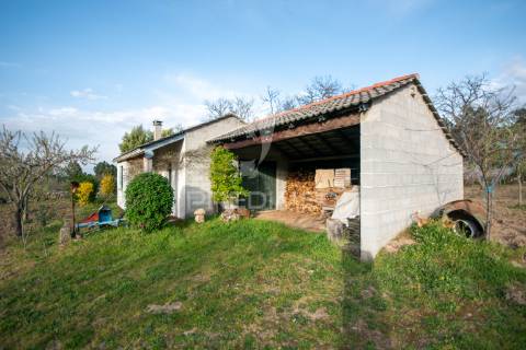 Quintinha junto à barragem da teja