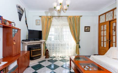 Espaçoso t4 no feijó, almada