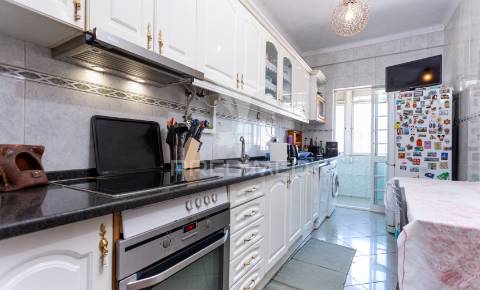 Espaçoso t4 no feijó, almada