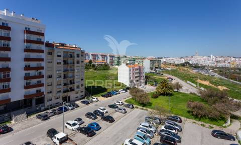 Espaçoso t4 no feijó, almada