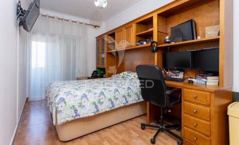 Espaçoso t4 no feijó, almada