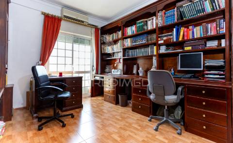 Espaçoso t4 no feijó, almada