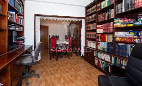 Espaçoso t4 no feijó, almada