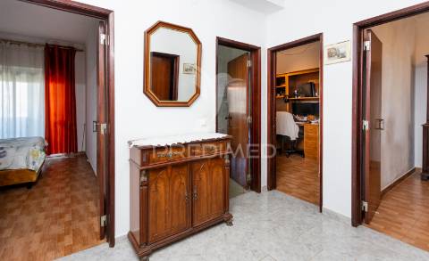 Espaçoso t4 no feijó, almada