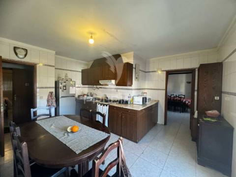 Moradia individual t3+1 com comércio