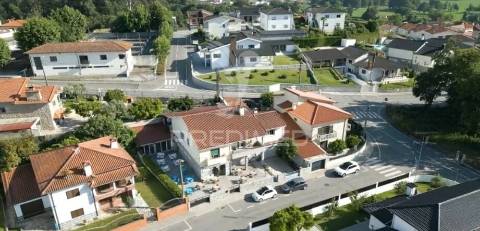 Moradia individual t3+1 com comércio