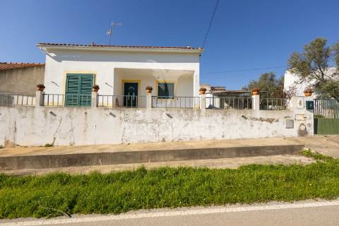 Moradia t2 com quintal e garagem