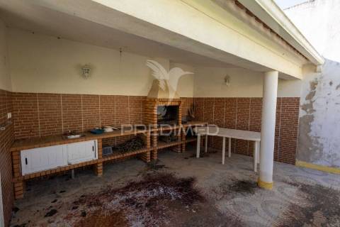 Moradia t2 com quintal e garagem