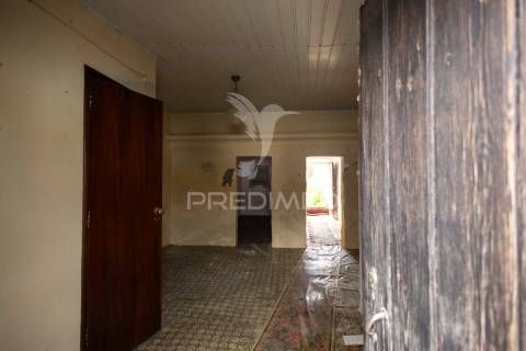 3 moradias com logradouro de 2750m2, em bencatel