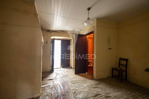 3 moradias com logradouro de 2750m2, em bencatel