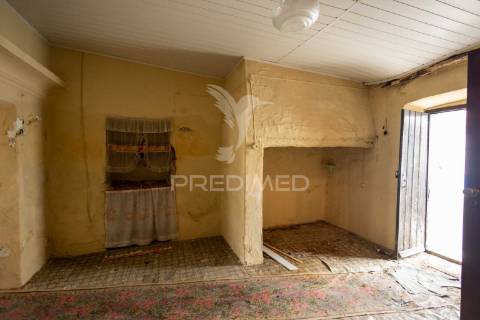 3 moradias com logradouro de 2750m2, em bencatel