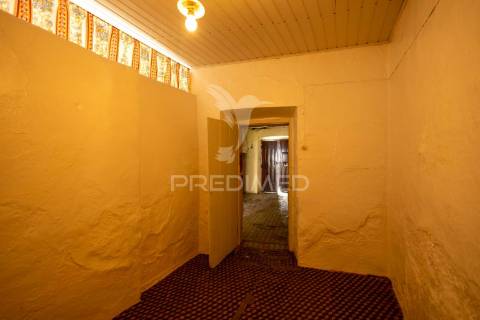 3 moradias com logradouro de 2750m2, em bencatel